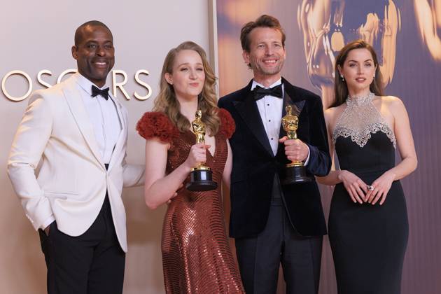 March 2, 2025, Hollywood, California, USA: Victoria Warmerdam and Trent (C), winners of the Best Live Action Short Film award for Ã¢â‚¬oeIÃ¢â‚¬â ¢m Not a RobotÃ¢â‚¬Â, Sterling K. Brown (L) and Ana de Armas (R) pose in the press room of the 97th Annual Academy Awards on Sunday March 2, 2025 at the Dolby Theater in Hollywood, California. BURT HARRIS BNS PI Hollywood USA - ZUMAp124 20250302_zaa_p124_516 Copyright: xBurtxHarrisx