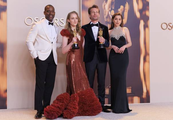 March 2, 2025, Hollywood, California, USA: Victoria Warmerdam and Trent (C), winners of the Best Live Action Short Film award for Ã¢â‚¬oeIÃ¢â‚¬â ¢m Not a RobotÃ¢â‚¬Â, Sterling K. Brown (L) and Ana de Armas (R) pose in the press room of the 97th Annual Academy Awards on Sunday March 2, 2025 at the Dolby Theater in Hollywood, California. BURT HARRIS BNS PI Hollywood USA - ZUMAp124 20250302_zaa_p124_518 Copyright: xBurtxHarrisx
