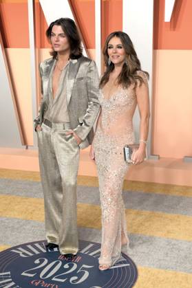 Damian Hurley with mother Elizabeth Hurley at the Vanity Fair Oscar Party 2025 on the occasion of the 97th Academy Awards at the Wallis Annenberg Center for the Performing Arts Beverly Hills, 02 03 2025 Foto:xJ.xBlocx xFuturexImagex vanity_5657