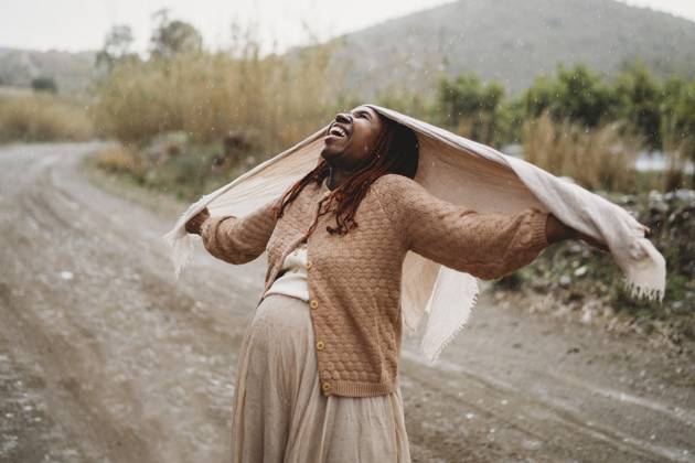Happy black pregnant woman dancing in rain feeling joy Shenandoah, Virginia, United States CR_TANI250303-1668861-01 ,model released, Symbolfoto