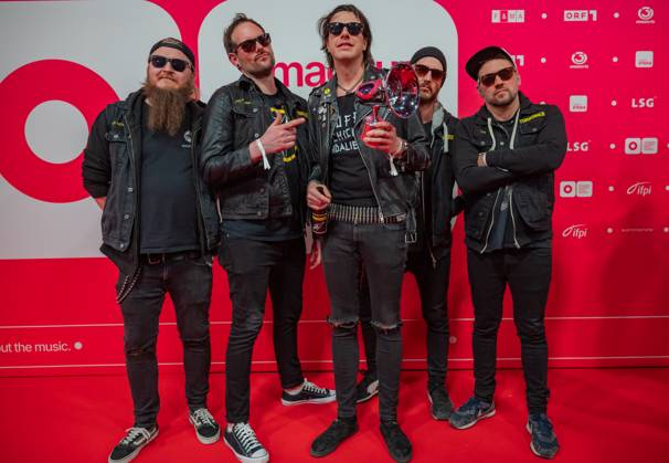 Entertainment Bilder des Tages 20250307 Red Carpet Verleihung 25. Amadeus Austrian Music Awards WIEN, OESTERREICH - 07. MAERZ: Preistraeger des 25. Amadeus Austria Music Awards 2025 in der Genre-Kategorie -Hard and Heavy- Punk- Rock-Band TURBOBIER nach der Verleihung des 25. Amadeus Austria Music Awards 2025 in der MARX Halle am 07. Maerz 2025 in Wien, Oesterreich. 250307_SEPA_17_017 Copyright: xIsabellexOuvrardx SEPAxMedia