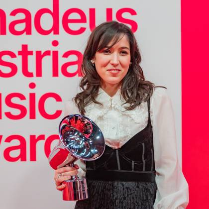 20250307 Red Carpet Verleihung 25. Amadeus Austrian Music Awards WIEN, OESTERREICH - 07. MAERZ: Preistraegerin des 25. Amadeus Austria Music Awards 2025 in der Genre-Kategorie -Alternative- Musikerin, Saegerin und Songwriterin Maria Burger alias OSKA nach der Verleihung des 25. Amadeus Austria Music Awards 2025 in der MARX Halle am 07. Maerz 2025 in Wien, Oesterreich. 250307_SEPA_17_010 Copyright: xIsabellexOuvrardx SEPAxMedia