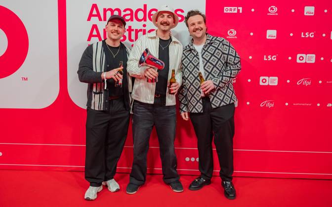 20250307 Red Carpet Verleihung 25. Amadeus Austrian Music Awards WIEN, OESTERREICH - 07. MAERZ: Preistraeger des 25. Amadeus Austria Music Awards 2025 in der Genre-Kategorie -Electronic Dance- Musikband Glueboys nach der Verleihung des 25. Amadeus Austria Music Awards 2025 in der MARX Halle am 07. Maerz 2025 in Wien, Oesterreich. 250307_SEPA_17_011 Copyright: xIsabellexOuvrardx SEPAxMedia