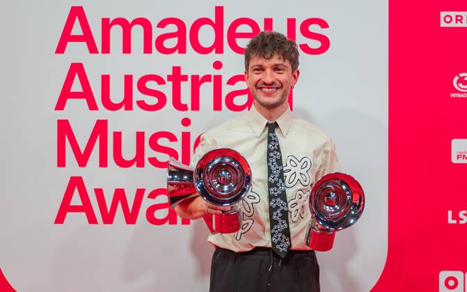 20250307 Red Carpet Verleihung 25. Amadeus Austrian Music Awards WIEN, OESTERREICH - 07. MAERZ: Preistraeger des 25. Amadeus Austria Music Awards 2025 in der Genre-Kategorie -Hard and Heavy- Punk- Rock-Band TURBOBIER nach der Verleihung des 25. Amadeus Austria Music Awards 2025 in der MARX Halle am 07. Maerz 2025 in Wien, Oesterreich. 250307_SEPA_17_013 Copyright: xIsabellexOuvrardx SEPAxMedia