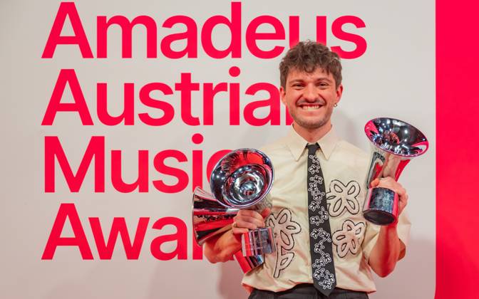20250307 Red Carpet Verleihung 25. Amadeus Austrian Music Awards WIEN, OESTERREICH - 07. MAERZ: Preistraeger von 3 Amadeus Austria Music Awards 2025 in der Kategorie -Song des Jahres praesentiert von Hitradio Oe3-, Genre-Kategorie -Pop Rock- Musiker und Entertainer und Kategorie -SongwriterIn des Jahres- praesentiert von akm austromechana Musiker und Entertainer Florian Gruber alias RIAN mit dem Song -Verwandtschaftstreffen- nach der Verleihung des 25. Amadeus Austria Music Awards 2025 in der MARX Halle am 07. Maerz 2025 in Wien, Oesterreich. 250307_SEPA_17_016 Copyright: xIsabellexOuvrardx SEPAxMedia