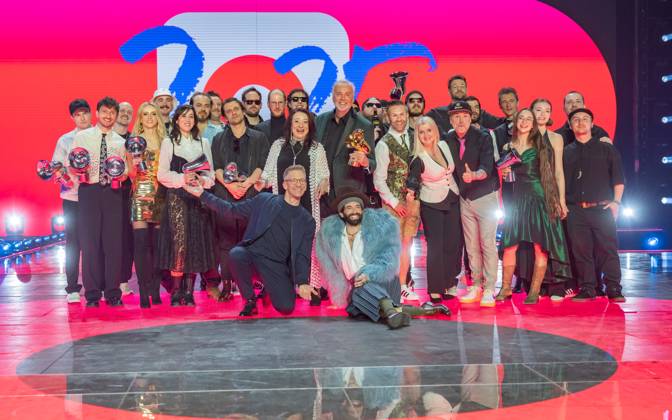 20250307 Red Carpet Verleihung 25. Amadeus Austrian Music Awards WIEN, OESTERREICH - 07. MAERZ: Gruppenbild mit allen PreistraegerInnen, Radio- und Fernsehmoderator und Host des Abends Andreas -Andi- Knoll und Musiker, Saenger, Schauspieler und Host des Abends Thomas -Tom- Neuwirth alias Conchita Wurst nach der Show anslaesslich der Verleihung des 25. Amadeus Austria Music Awards 2025 in der MRX Halle am 07. Maerz 2024 in Wien, Oesterreich. 250307_SEPA_17_001 Copyright: xIsabellexOuvrardx SEPAxMedia