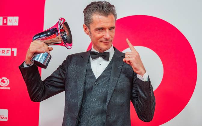 20250307 Red Carpet Verleihung 25. Amadeus Austrian Music Awards WIEN, OESTERREICH - 07. MAERZ: Preistraeger des 25. Amadeus Austria Music Awards 2025 in der Genre-Kategorie -Jazz Worl Blues- Musiker, Komponist und Musikproduzent alias Herbert Pixner Projekt nach der Verleihung des 25. Amadeus Austria Music Awards 2025 in der MARX Halle am 07. Maerz 2025 in Wien, Oesterreich. 250307_SEPA_17_026 Copyright: xIsabellexOuvrardx SEPAxMedia