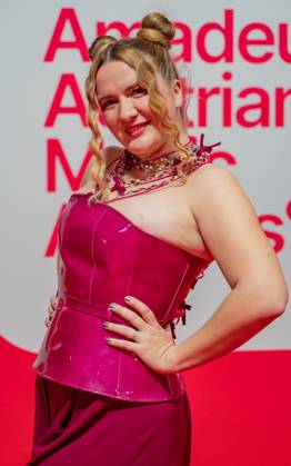 20250307 Red Carpet Verleihung 25. Amadeus Austrian Music Awards WIEN, OESTERREICH - 07. MAERZ: Saengerin, Schauspielerin und Comedienne Gini Lampl alias Billie Steirish bei ihrer Ankunft am Redcarpet anlaesslich der Verleihung des 25. Amadeus Austria Music Awards 2025 in der MARX Halle am 07. Maerz 20253 in Wien, Oesterreich. 250307_SEPA_17_037 Copyright: xIsabellexOuvrardx SEPAxMedia