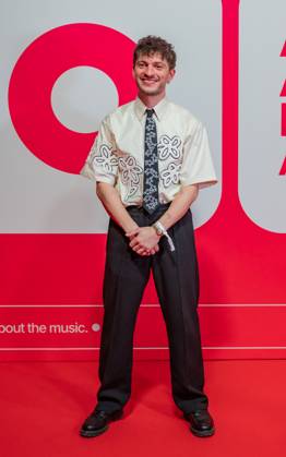 20250307 Red Carpet Verleihung 25. Amadeus Austrian Music Awards WIEN, OESTERREICH - 07. MAERZ: Nominierter fuer die 25. Amadeus Austria Music Awards 2025 in der Kategorie -Song des Jahres praesentiert von Hitradio Oe3- mit dem Song -Verwandtschaftstreffen- Musiker und Entertainer Florian Gruber alias RIAN bei seiner Ankunft am Redcarpet anlaesslich der Verleihung des 25. Amadeus Austria Music Awards 2025 in der MARX Halle am 07. Maerz 20253 in Wien, Oesterreich. 250307_SEPA_17_096 Copyright: xIsabellexOuvrardx SEPAxMedia