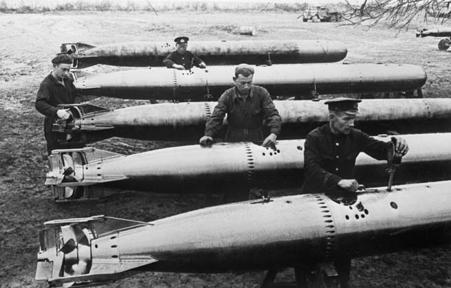 Great Patriotic War 5479703 20.09.1941 Great Patriotic War (1941-1945). Defence of Sevastopol and Battle for Crimea (September 1941 - July 1942). Torpedoes being prepared for marine aviation s planes at the air field. Haldei Sevastopol Republic of Crimea Russia  Copyright: xHaldeix