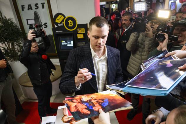 Actor Bill Skarsgard gives autographs to fans before the premiere of the American thriller Locked, Prague, Czech Republic, March 26, 2025. (CTKxPhoto MichalxKamaryt) CTKPhotoP2025032608274  CTKPhotoP2025032608274