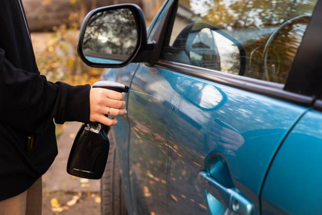 Closeup Bild, Bild junge Frau, Fahrer, trocken wischen ihr Auto mit Mikrofasertuch nach dem Waschen es, Reinigung Auto, Autoscheiben. Transport Selbstbedienung, Pflegekonzept. Lackschutz Closeup Bild, Bild junge Frau, Fahrer, trocken wischen ihr Auto mit Mikrofasertuch nach dem Waschen es, Reinigung Auto, Autoscheiben. Transport Selbstbedienung, Pflegekonzept. Lackschutz Copyright: xZoonar.com SvetlanaxVerbitskayax 23088372