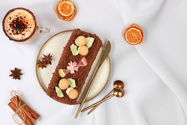 Hausgemachte köstliche Tiramisu, Biskuitkuchen oder Kuchen mit süßer Marmelade, Sahne, Nüsse, Zimt und Milch trinken Eierlikör mit Kakao. Konzept der modernen Bäckerei, festliche Leckerei und Werbung für Café und Restaurant Hausgemachte köstliche Tiramisu, Biskuitkuchen oder Kuchen mit süßer Marmelade, Sahne, Nüsse, Zimt und Milch trinken Eierlikör mit Kakao. Konzept der modernen Bäckerei, festliche Leckerei und Werbung für Café und Restaurant Copyright: xZoonar.com SvetlanaxBalynx 23090760