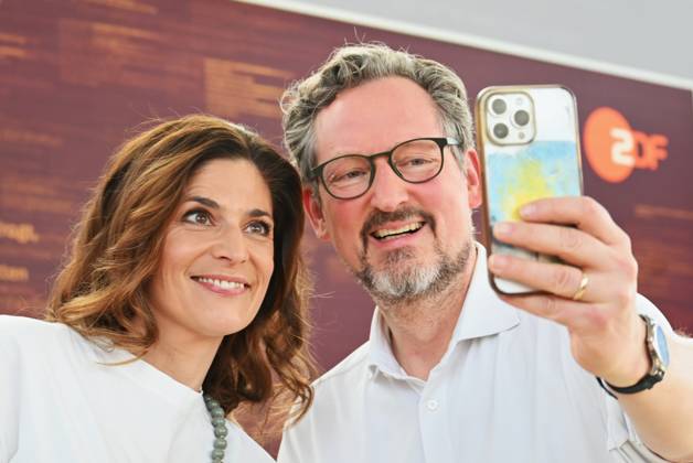 Leipzig Book Fair, Book Fair Leipzig, Saxony from 27 03 to 30 03 2025 Presenter Katty Salie and Eckart von Hirschhausen take a selfie