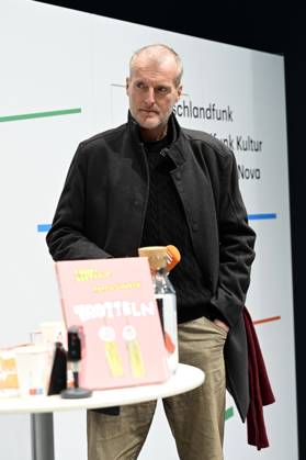 Robert Seethaler in conversation about the book Trotteln at the Deutschlandfunk Deutschlandradio stand in Hall 2 at the Leipzig Book Fair 2025 at the Leipzig Exhibition Center, 28 03 2025 Foto:xM.xWehnertx xFuturexImagex trotteln_5305