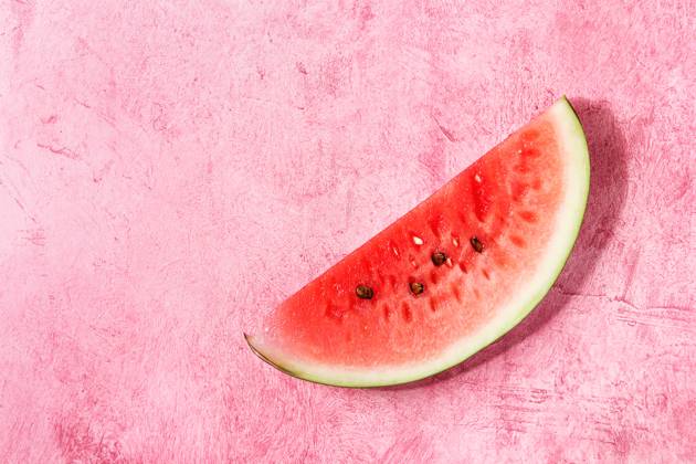 Reife Wassermelone in Scheiben geschnitten Ripe slice of watermelon over pink texture background. Flat lay, space. Copyright: xZoonar.com NatashaxBreenx 23123262