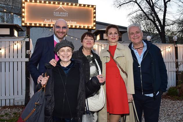 Premiere of Ursli Pfister Peggy March, Mrs. Huggenberger and I Premiere Ursli Pfister, Peggy March, Mrs. Huggenberger and I Ralph Morgenstern, Katharina Thalbach, Andreja Schneider¨Nadine Schori, Martin Woelffer¨Arrival at the premiere of Ursli Pfi Photopress Mueller