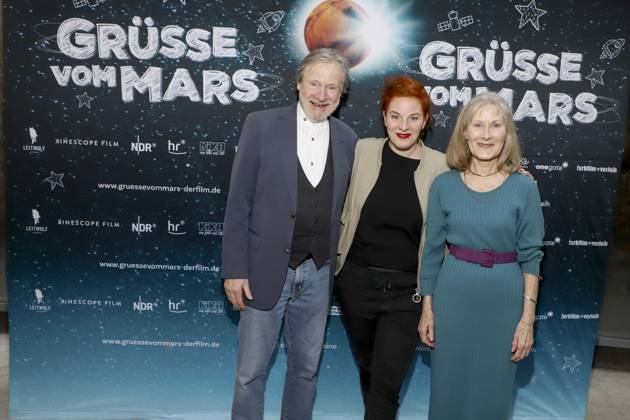 Michael Wittenborn, Sarah Winkenstette, Heidi Kriegeskotte actor director guest on the red carpet at the movie premiere Gruesse vom Mars at Zeise Kinos on April 02, 2025 in Hamburg Hamburg Germany