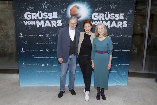 Michael Wittenborn, Sarah Winkenstette, Heidi Kriegeskotte actor director guest on the red carpet at the movie premiere Gruesse vom Mars at Zeise Kinos on April 02, 2025 in Hamburg Hamburg Germany