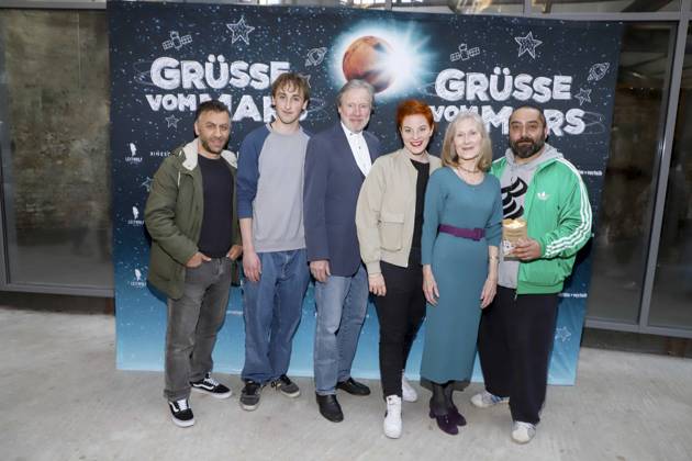 Cem Ali Gueltekin, Jona Volkmann, Michael Wittenborn, Sarah Winkenstette,Kailas Mahadevan as guests on the red carpet at the movie premiere Gruesse vom Mars at Zeise Cinemas on 02 04 2025 in Hamburg Hamburg Germany
