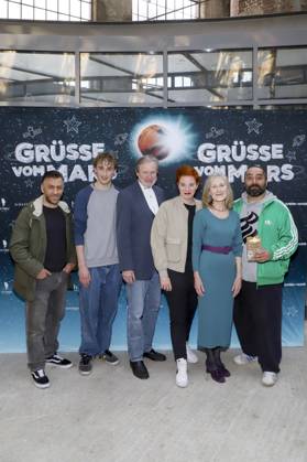 Cem Ali Gueltekin, Jona Volkmann, Michael Wittenborn, Sarah Winkenstette,Kailas Mahadevan as guests on the red carpet at the movie premiere Gruesse vom Mars at Zeise Cinemas on 02 04 2025 in Hamburg Hamburg Germany