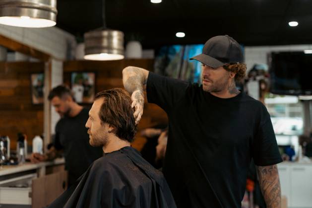 Barber cutting man s hair in a barbershop Sunshine Coast, Queensland, Australia CR_YUKI250409B-1699702-01 ,model released, Symbolfoto