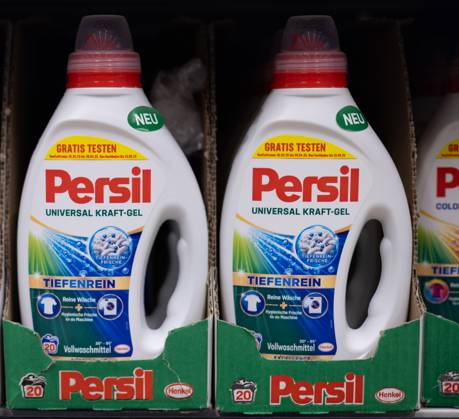 Persil Waschmittel Gel verpackt - FRANKFURT, DEUTSCHLAND - MARCH 21, 2025 This image shows a bottle of Persil universal laundry gel, emphasizing its easy-to-use design and effectiveness in cleaning. - FRANKFURT, GERMANY - MARCH 21, 2025 (License=RM) Copyright: xZoonar.com ÊrikxLattweinx 23180177
