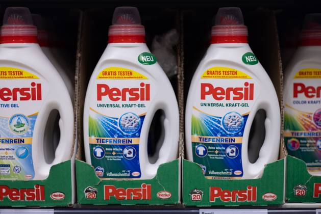 Persil Waschmittel Gel verpackt - FRANKFURT, DEUTSCHLAND - MARCH 21, 2025 This image shows a bottle of Persil universal laundry gel, emphasizing its easy-to-use design and effectiveness in cleaning. - FRANKFURT, GERMANY - MARCH 21, 2025 (License=RM) Copyright: xZoonar.com ÊrikxLattweinx 23193898
