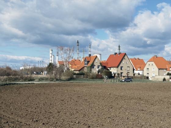 Residential buildings in the immediate vicinity of the Leuna chemical site, 01 04 2025 Leuna Sachsen Anhalt Germany