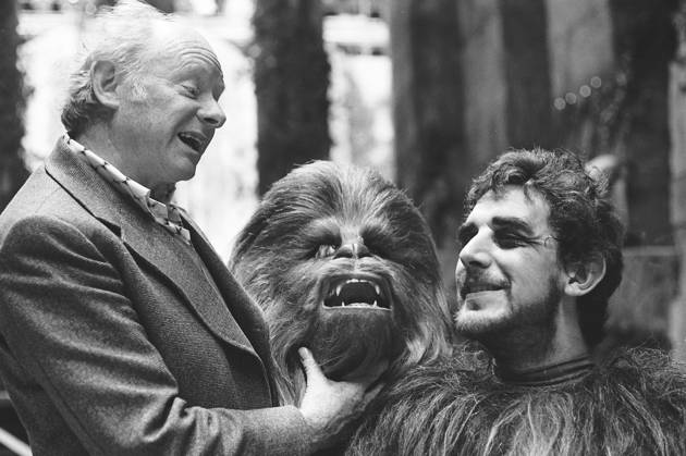 Star Wars: Episode V - The Empire Strikes Back (1980) - filmstill Star Wars: Episode V - The Empire Strikes Back (1980) Behind the scenes photo of Peter Mayhew & Stuart Freeborn - - - EDITORIAL USE ONLY Copyright: xCAP KFSx