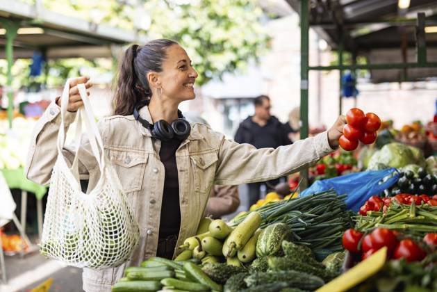 Woman shopping for fresh produce at a local market outdoors model released, Symbolfoto, WPEF09666