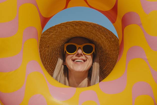 Stylish woman enjoying summer vacation with inflatable ring model released, Symbolfoto, VSNF03017