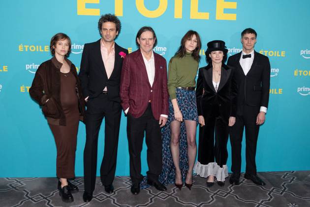 Etoile Prime Video serie Premiere Lou de Laage, Luke Kirby, Daniel Palladino, Charlotte Gainsbourg, Amy Sherman-Palladino, Gideon Glick attends Etoile Prime Video serie Premiere at Galerie Bourbon on April 23, 2025 in Paris, France. Photo by Nasser Berzane ABACAPRESS.COM Paris France  Copyright: xBerzanexNasser ABACAx