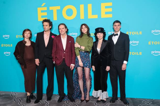 Amazon Prime Video series Etoile premiere at the Bourbon Gallery Celebrities arrive on the red carpet Avant premiere de la serie Etoile dAmazon Prime Video a la galerie Bourbon Celebrities arrive on the red carpet Lou de Laage, Luke Kirby, Daniel Palladino, Charlotte Lucy Ginsburg Charlotte Gainsbourg , Amy Sherman Palladino and Gideon Glick Amazon Prime Video series Etoile premiere at the Bourbon Gallery Celebrities arrive on the red carpet Preview of the Amazon Prime Video series Etoile at the Bourbon gallery 443321 2025 04 23 Paris France  Copyright: xSebastienxFremontx xStarfacex STAR_443321_119