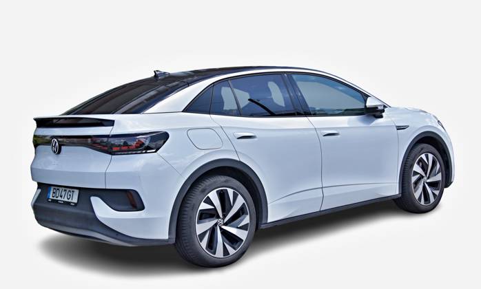 Weißes Volkswagen ID.5 GTX Elektroauto geparkt auf weißem Hintergrund Modern white Volkswagen ID.5 GTX electric SUV is parked on a white background (License=RM) Copyright: xZoonar.com GamrothxJoergx 23302940