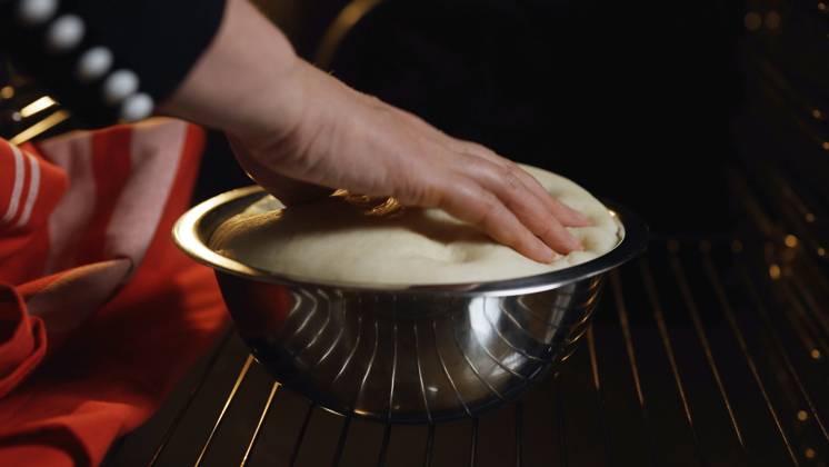 Teig zum Gären im Backofen. Dough for proofing in the oven. (License=RF) Copyright: xZoonar.com DmitrixMarutax 23344928