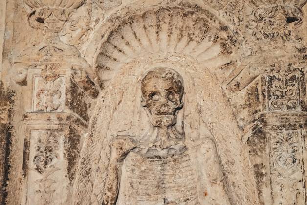 Tallinn, Estland - 26.06.2024: Fresko mit der Darstellung eines Skeletts. Tallinn, Estonia - 26.06.2024: Fresco depicting a skeleton. (License=RF) Copyright: xZoonar.com DmitrixMarutax 23345369