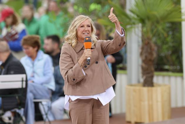 Presenter Andrea Kiewel ZDF stands on the stage, Saisoneroeffnung, ZDF Fernsehgarten, ZDF Sendezentrum on May 04, 2025 in Mainz, Germany Photo by Marco Steinbrenner DeFodi Images Presenter Andrea Kiewel ZDF stands on the stage, Saisoneroeffnung, ZDF Fernsehgarten, ZDF Sendezentrum, May 4, 2025 in Mainz, Germany Photo by Marco Steinbrenner DeFodi Images