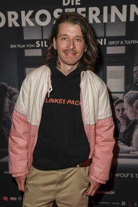 Tonio Schneider as a guest on the red carpet at the cinema film premiere Die Vorkosterinnen at Kino Babylon on 05 05 2025 in Berlin Berlin Germany