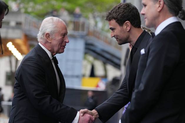 King Charles III attends David Attenborough s film premiere in London, 06 May 2025 London, UK, 06 May 2025: Britain s King Charles III shakes hands with actor Theo James as he arrives to attend the Ocean with David Attenborough film premiere in London., Credit:Alastair Grant Avalon GBR, London Copyright: xAlastairxGrantx xAvalonx 0995793237