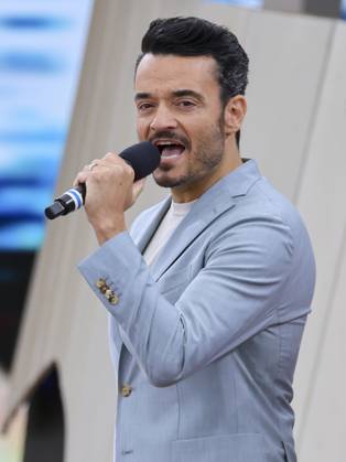 Giovanni Zarella stands on the stage, Saisoneroeffnung, ZDF Fernsehgarten, ZDF Sendezentrum on May 04, 2025 in Mainz, Germany Photo by Marco Steinbrenner DeFodi Images Giovanni Zarella stands on the stage, Saisoneroeffnung, ZDF Fernsehgarten, ZDF Sendezentrum, May 4, 2025 in Mainz, Germany Photo by Marco Steinbrenner DeFodi Images