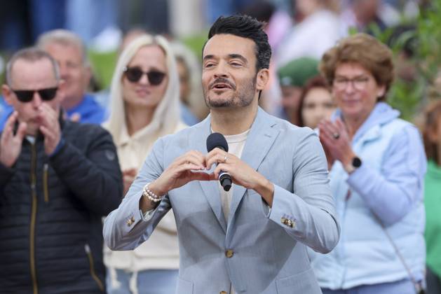 Giovanni Zarella stands on the stage, Saisoneroeffnung, ZDF Fernsehgarten, ZDF Sendezentrum on May 04, 2025 in Mainz, Germany Photo by Marco Steinbrenner DeFodi Images Giovanni Zarella stands on the stage, Saisoneroeffnung, ZDF Fernsehgarten, ZDF Sendezentrum, May 4, 2025 in Mainz, Germany Photo by Marco Steinbrenner DeFodi Images