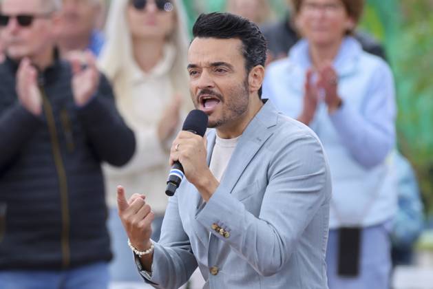 Giovanni Zarella stands on the stage, Saisoneroeffnung, ZDF Fernsehgarten, ZDF Sendezentrum on May 04, 2025 in Mainz, Germany Photo by Marco Steinbrenner DeFodi Images Giovanni Zarella stands on the stage, Saisoneroeffnung, ZDF Fernsehgarten, ZDF Sendezentrum, May 4, 2025 in Mainz, Germany Photo by Marco Steinbrenner DeFodi Images