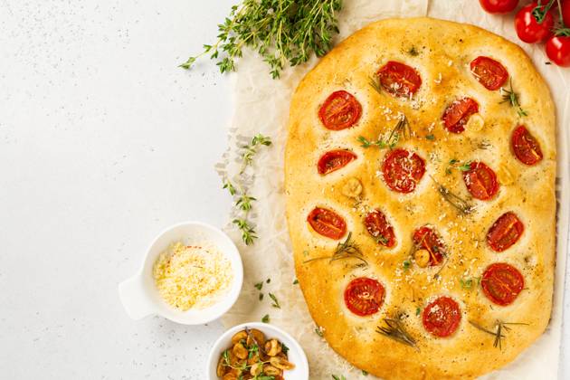 Hausgemachtes traditionelles italienisches Brot mit Kirschtomaten, Parmesan und Rosmarin auf rustikalem hellen Tischhintergrund. Ansicht von oben Hausgemachtes traditionelles italienisches Brot mit Kirschtomaten, Parmesan und Rosmarin auf rustikalem hellen Tischhintergrund. Ansicht von oben (License=RF) Copyright: xZoonar.com KatsiarynaxHuravax 23384379