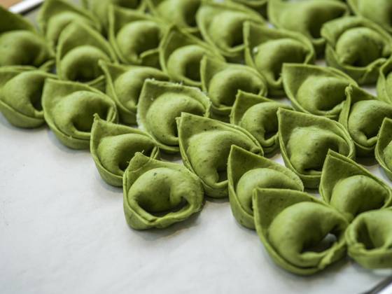 Homemade spinach pasta lined up Timi?oara, Timi?, Romania R_YKTW250508-1640442-01