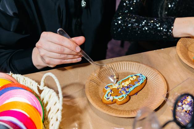 IMAGO Creative, Weihnachten, Food, Backen, Lebkuchen Verzieren eines Lebkuchenplätzchens mit Zuckerguss und Streuseln. Person using a spoon to decorate a gingerbread cookie with colorful icing and sprinkles during a festive holiday craft activity. (License=RF) Copyright: xZoonar.com EkaterinaxKubatinax 23414101
