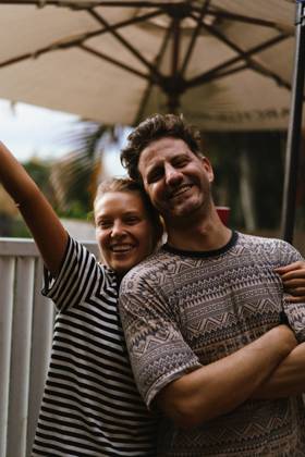 Portrait of happy male and female friends posing in back yard at party Sunshine Coast, Queensland, Australia CR_YUKI250512C-1706795-01 ,model released, Symbolfoto