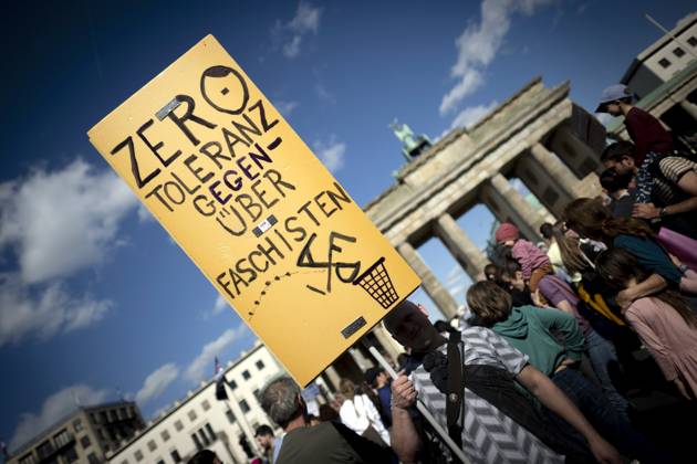 AfD-Verbot Demo DEU, Deutschland, Germany, Berlin, 11.05.2025 Demonstranten mit Schild Zero Toleranz gegenueber Faschisten und Symbol Hakenkreuz bei der Kundgebung und Demonstation vom Buendnis Gemeinsam Gegen Rechts fuer ein Verbot der Partei AfD Alternative fuer Deutschland unter dem Motto Keine Ausreden mehr verbietet die AfD jetzt ! vor dem Brandenburger Tor in Berlin Deutschland . Der Protest steht ganz im Zeichen der letzten Bundestagswahlen 2025 und dem Erstarkem der AfD in Verbindung mit Rechtsextremen , dazu wird in Deutschland zunehmend ein AfD-Verbot diskutiert vor allem nachdem das Bundesamt für Verfassungsschutz die Partei kuerzlich als rechtsextremistisch eingestuft hatte. en: Demonstrators with sign Zero Tolerance toward