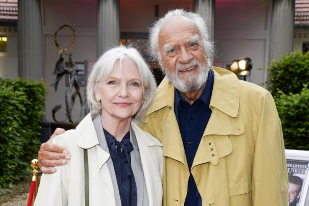Rita Feldmeier and Achim Wolff at the Fisch sucht Fahrrad premiere at the Schlossparktheater on 17 05 2025 in Berlin at the Fisch sucht Fahrrad premiere at the Schlossparktheater in Berlin