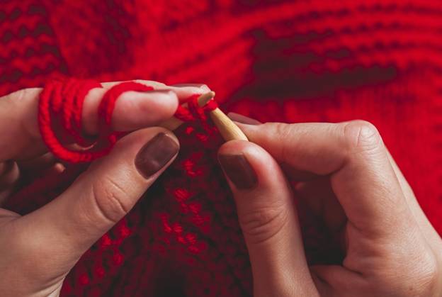 Die Hände, die Nadeln halten und eine rote warme Jacke stricken The hands that hold needles and knitting a red warm jacket Copyright: imageBROKER OksanaxShufrych ibxiqx13429034.jpg ,model released, Symbolfoto ,property released